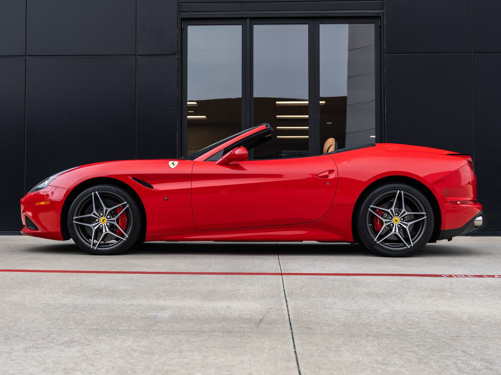 Used 2016 Ferrari California T RWD image 11
