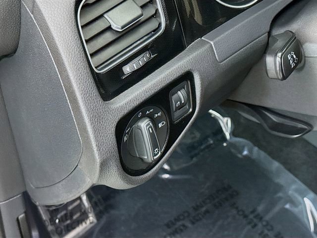 Used 2017 Volkswagen GTI SE image 10