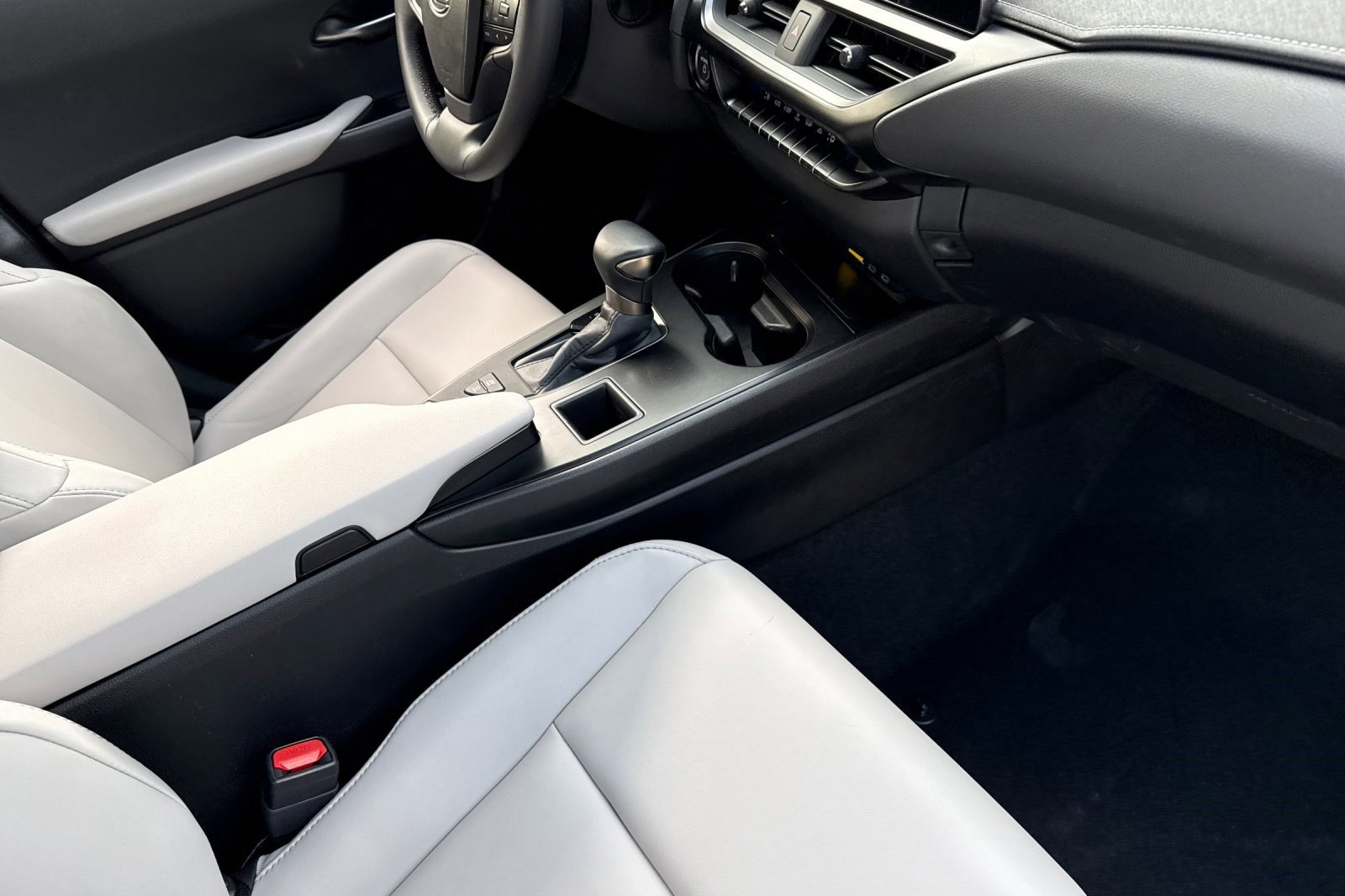 Used 2024 Lexus UX 250h FWD image 31