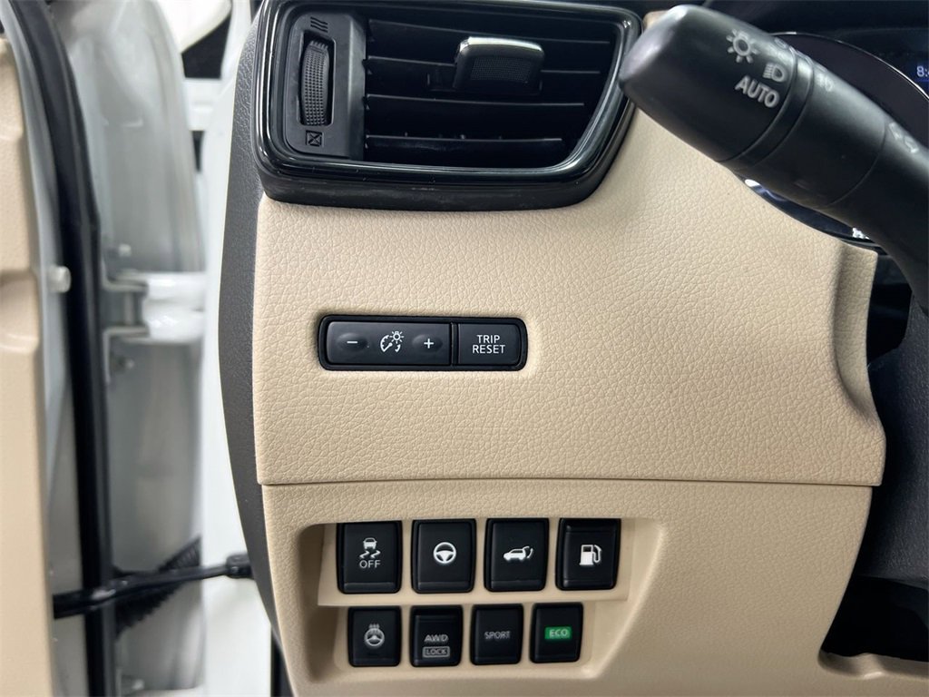 Used 2019 Nissan Rogue SL w/ Premium Package image 18