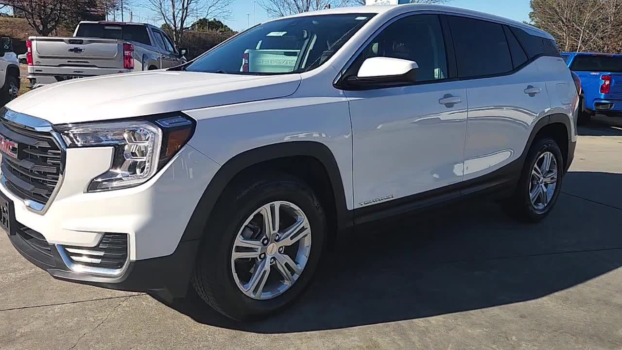 Used 2024 GMC Terrain SLE image 3