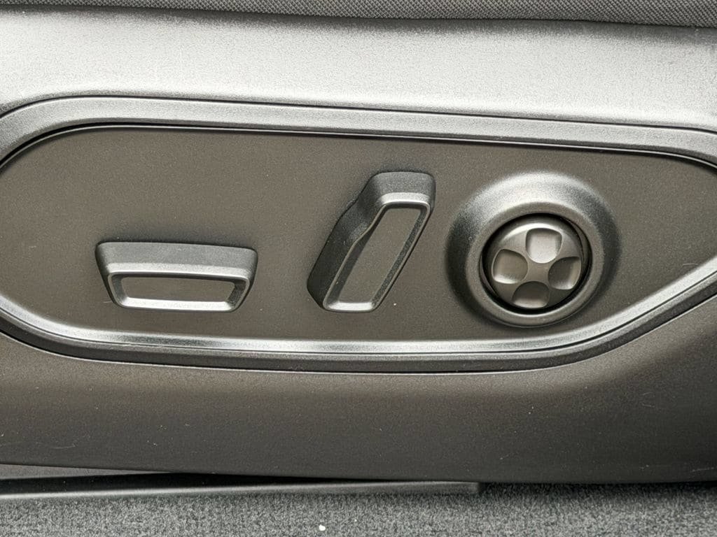 Used 2025 Jeep Grand Cherokee Altitude AWD/4WD image 28