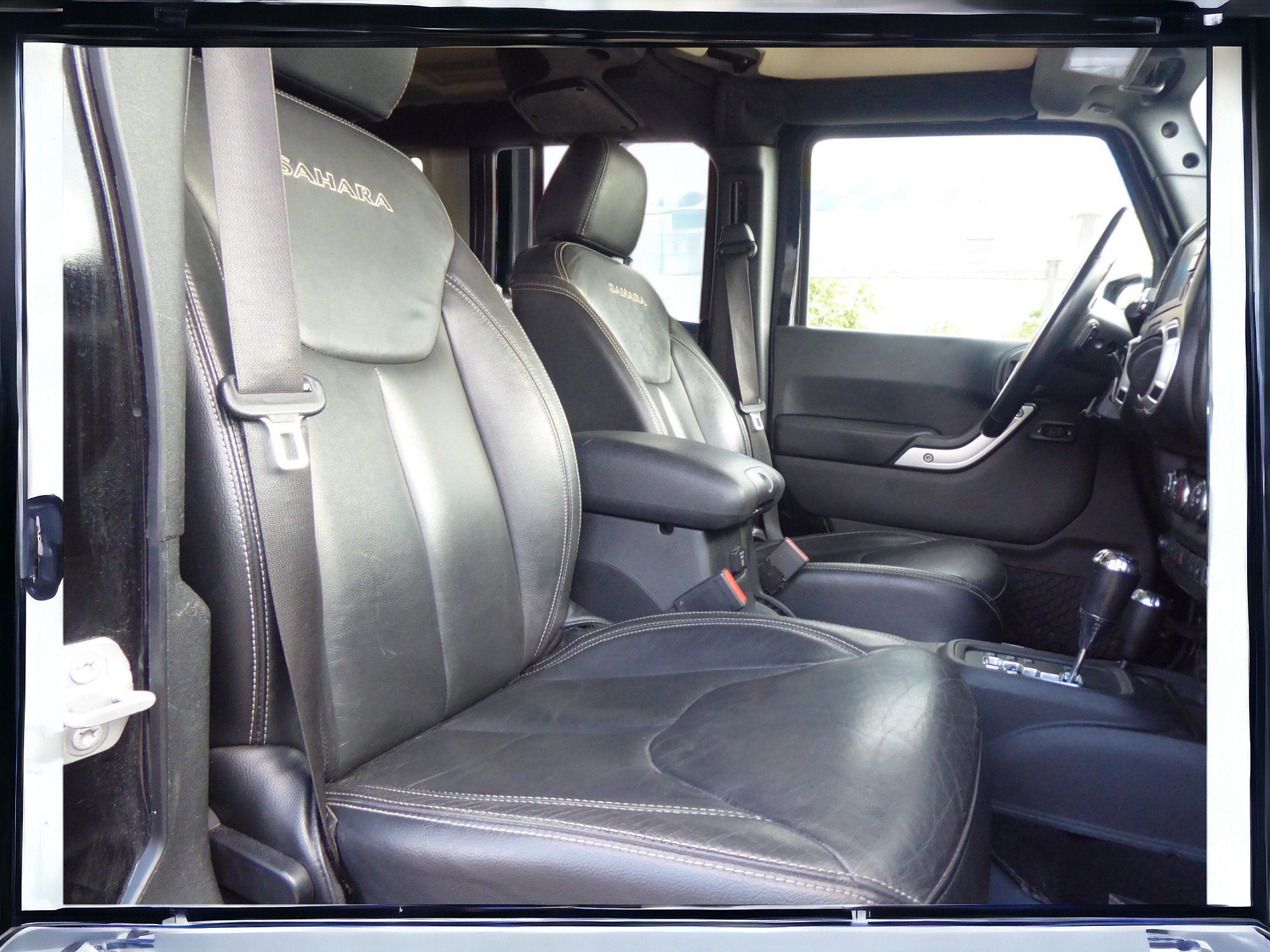 Used 2017 Jeep Wrangler Unlimited Sahara w/ Connectivity Group image 12