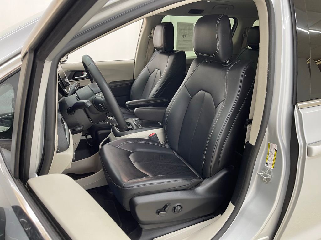 Used 2024 Chrysler Pacifica Select image 20