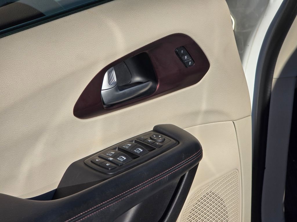 Used 2017 Chrysler Pacifica Limited w/ Tire & Wheel Group image 35