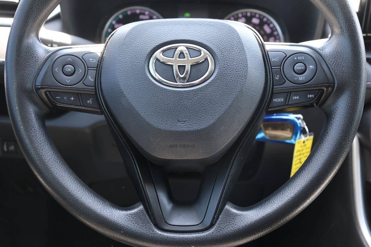 Used 2021 Toyota RAV4 LE AWD/4WD image 18