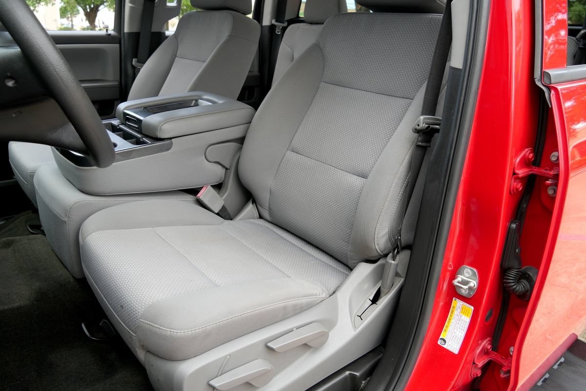 Used 2018 Chevrolet Silverado 1500 Custom w/ Custom Convenience Package RWD image 6