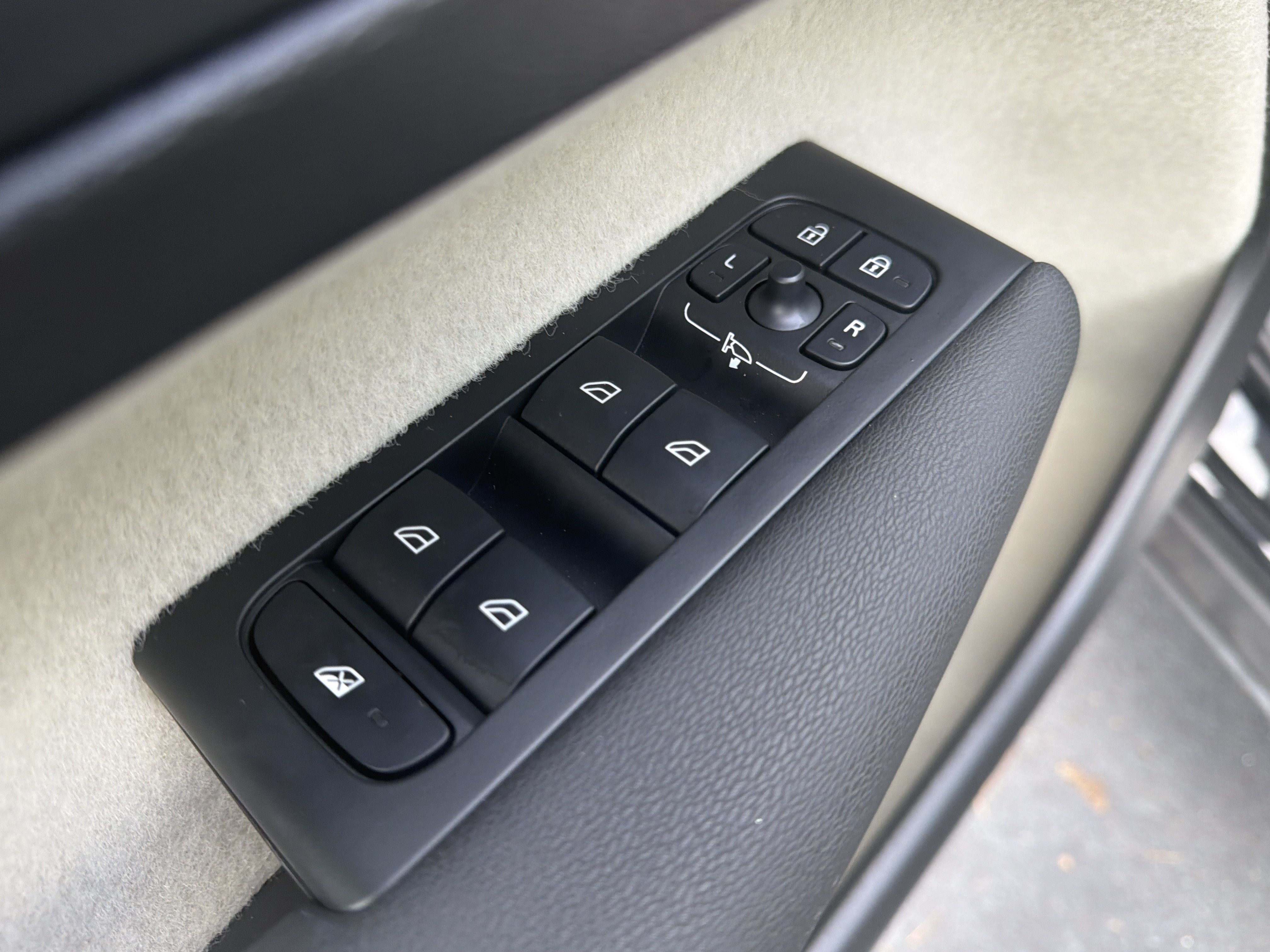 Certified 2025 Volvo XC40 B5 Plus AWD/4WD image 15