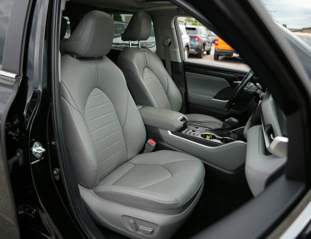 Used 2024 Toyota Highlander XLE FWD image 22