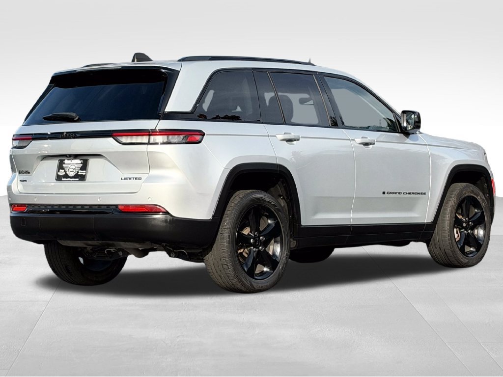 Used 2023 Jeep Grand Cherokee Limited w/ Black Appearance Package AWD/4WD image 7