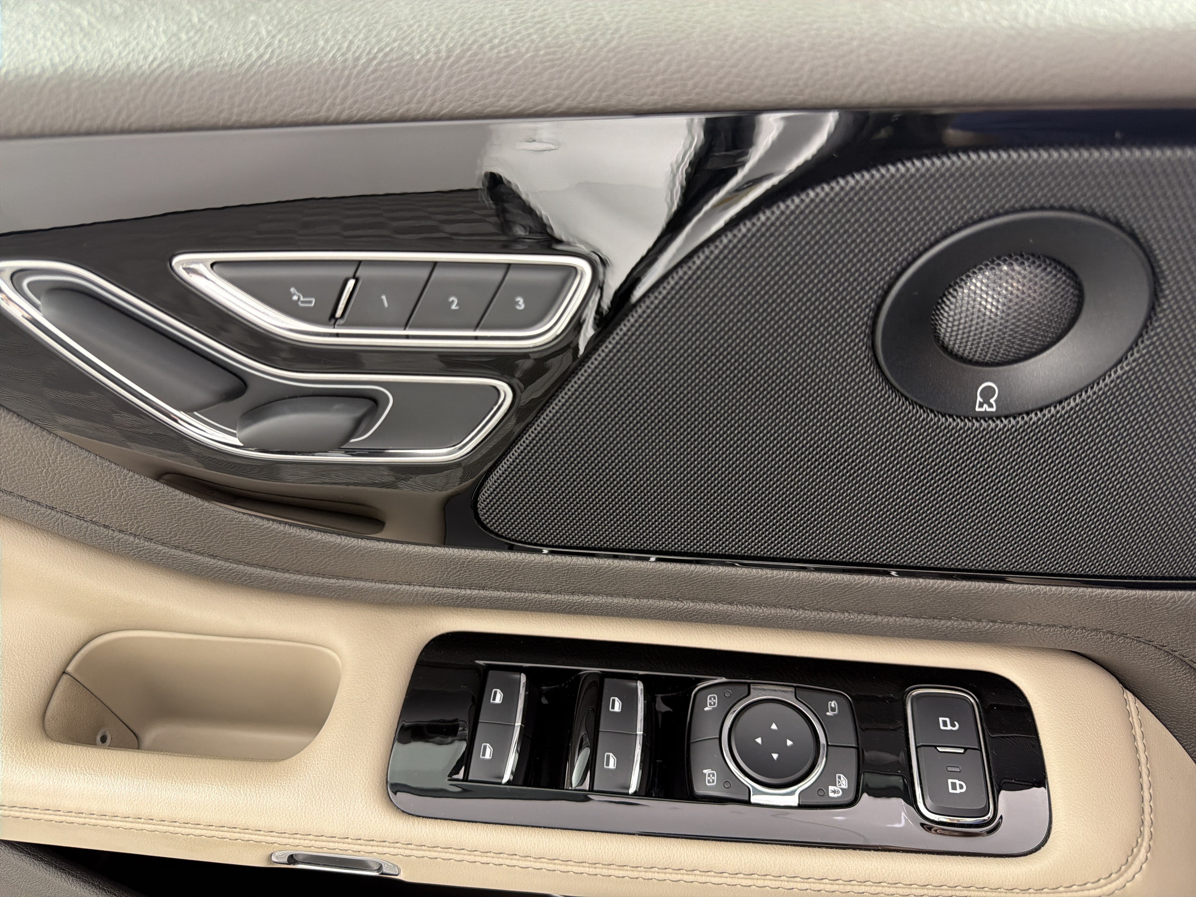 Used 2020 Lincoln Aviator Grand Touring w/ Elements Package Plus AWD/4WD image 7