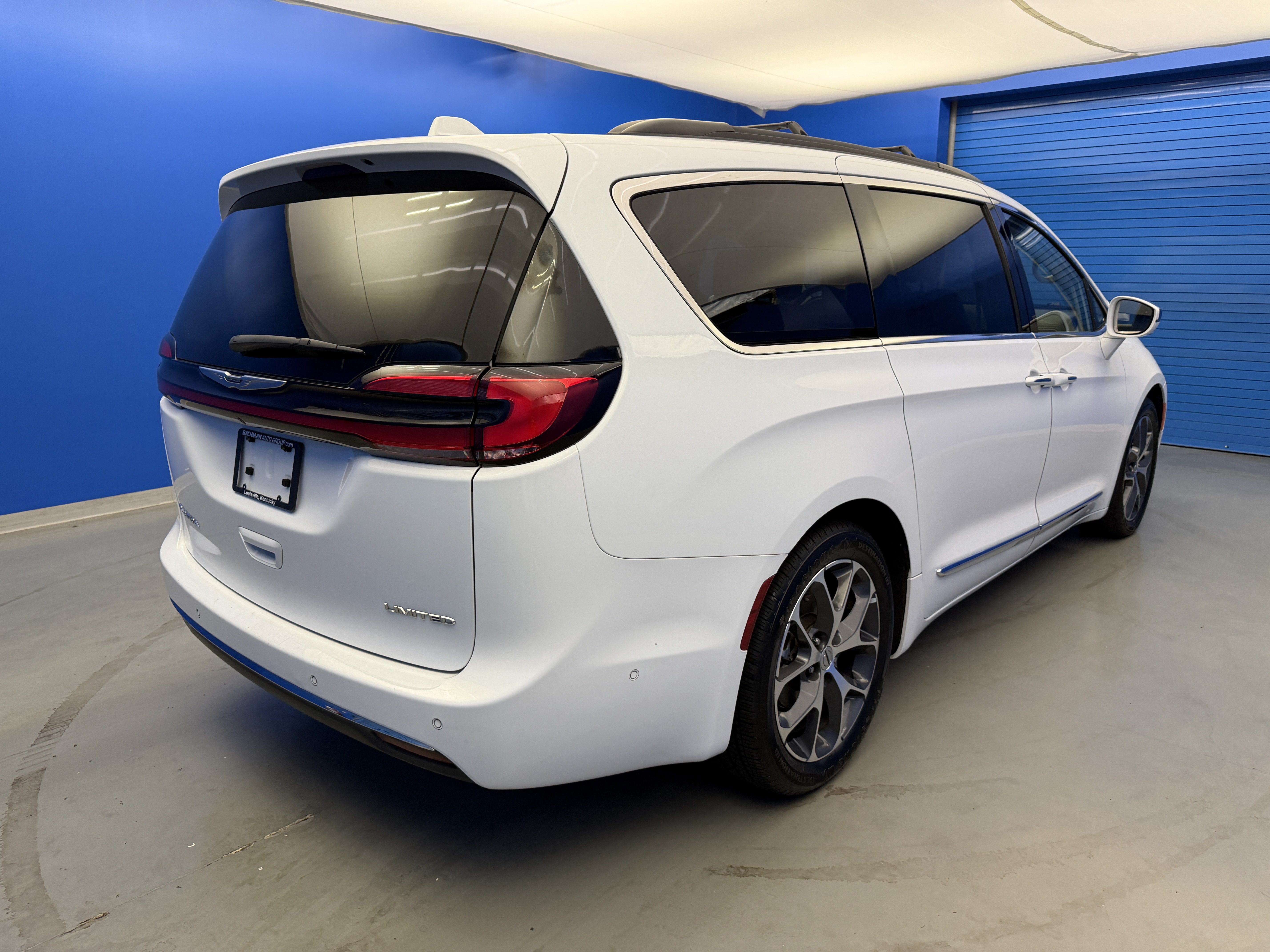 Used 2022 Chrysler Pacifica Limited w/ Uconnect Theater Family Group FWD image 7