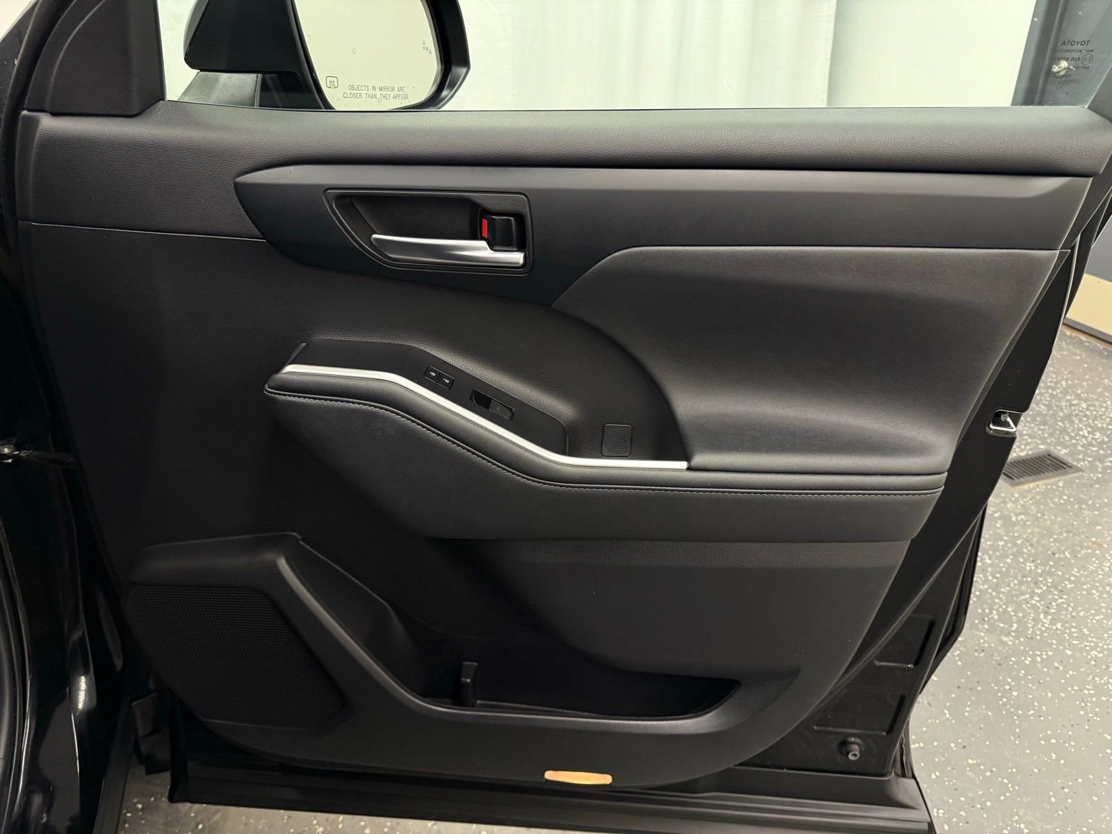 Used 2023 Toyota Highlander XLE image 7