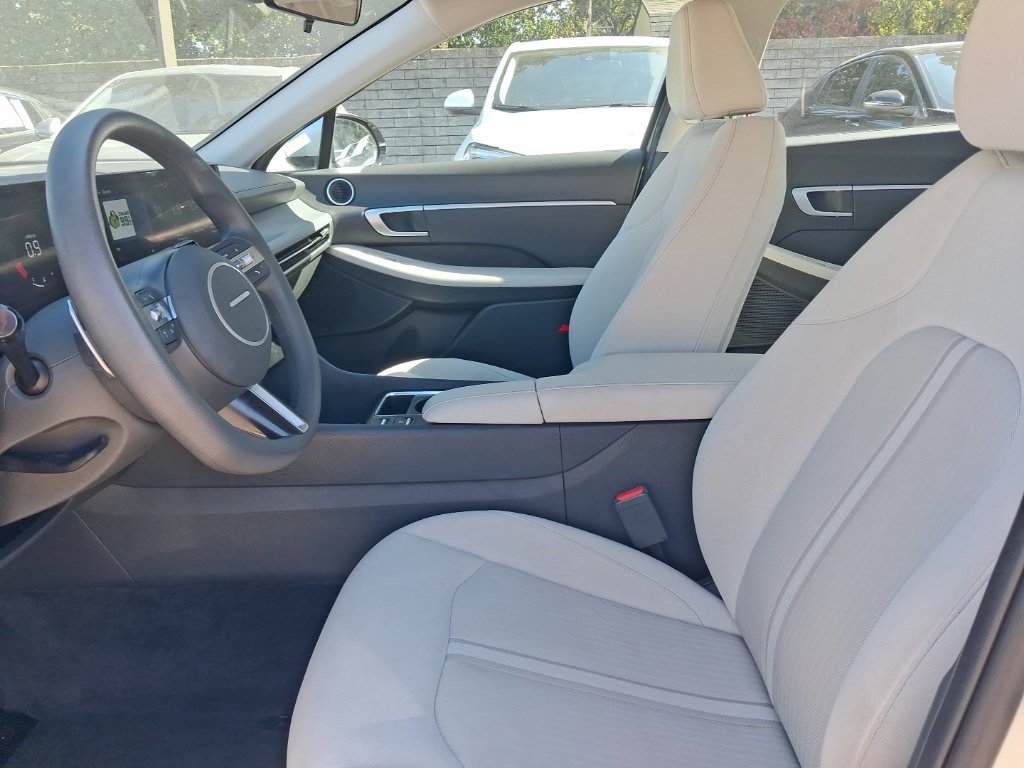 Used 2025 Hyundai Sonata SEL FWD image 4