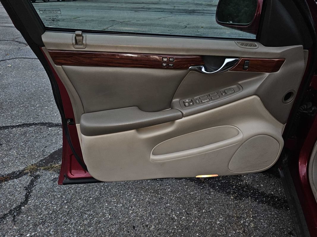 Used 2002 Cadillac De Ville w/ Comfort/Convenience Pkg FWD image 15