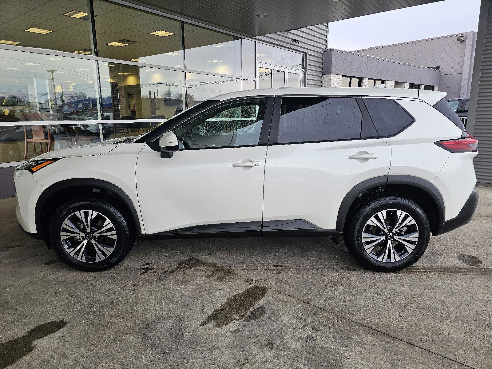 Used 2023 Nissan Rogue SV image 2