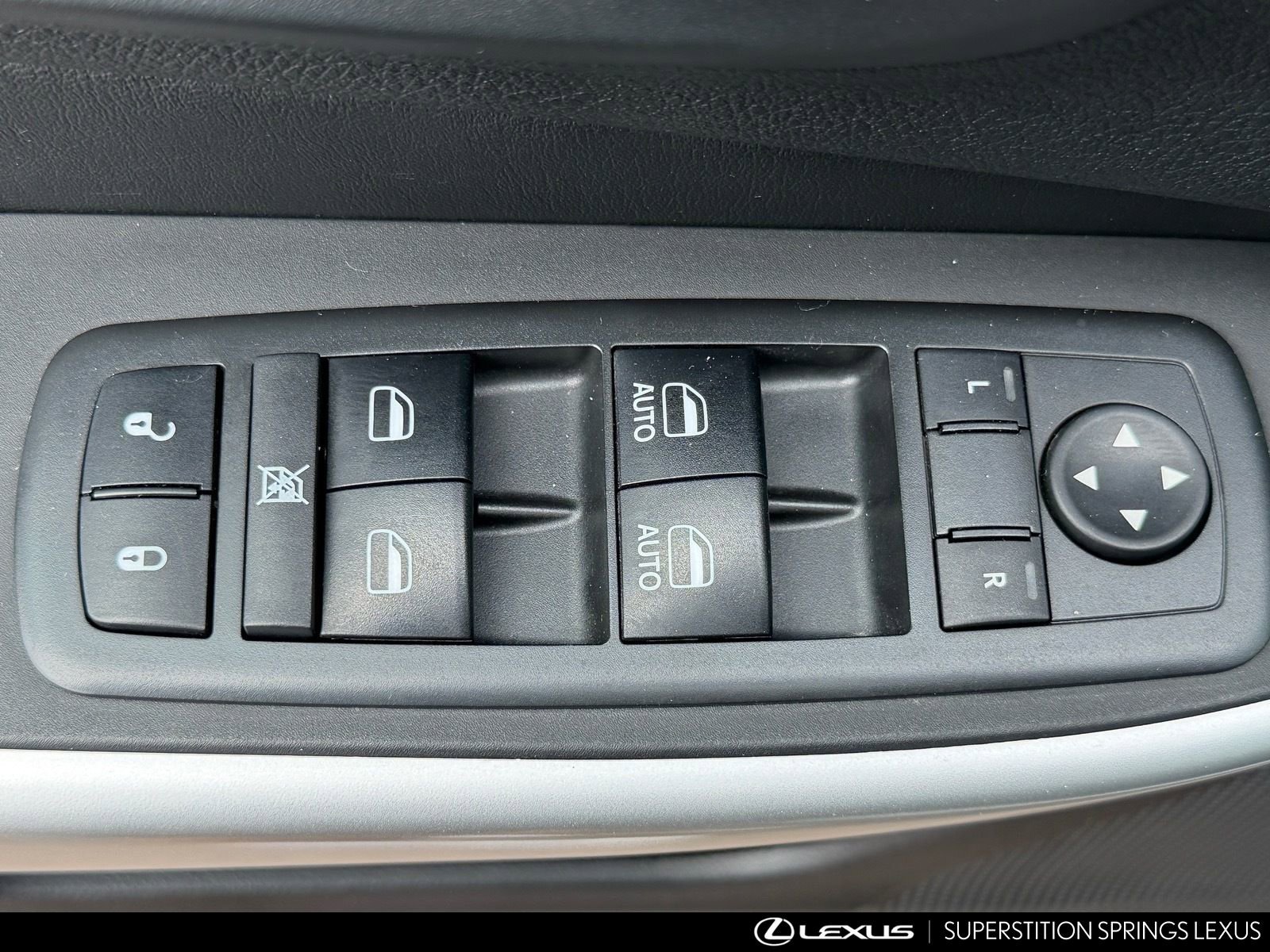 Used 2018 Jeep Cherokee Latitude Plus w/ Comfort/Convenience Group FWD image 18