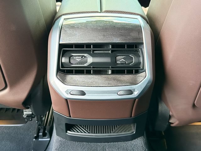 Used 2025 BMW i7 eDrive50 w/ Premium Package RWD image 19