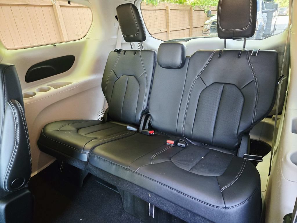 Used 2022 Chrysler Pacifica Touring-L AWD/4WD image 13