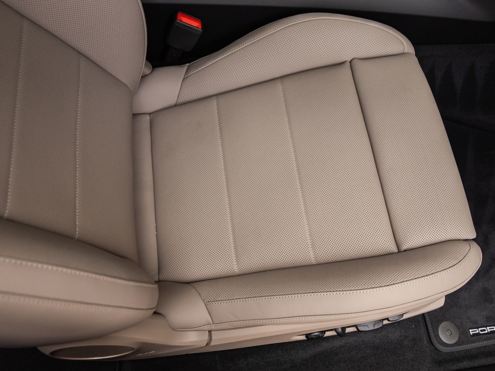 Certified 2025 Porsche Macan Electric image 41