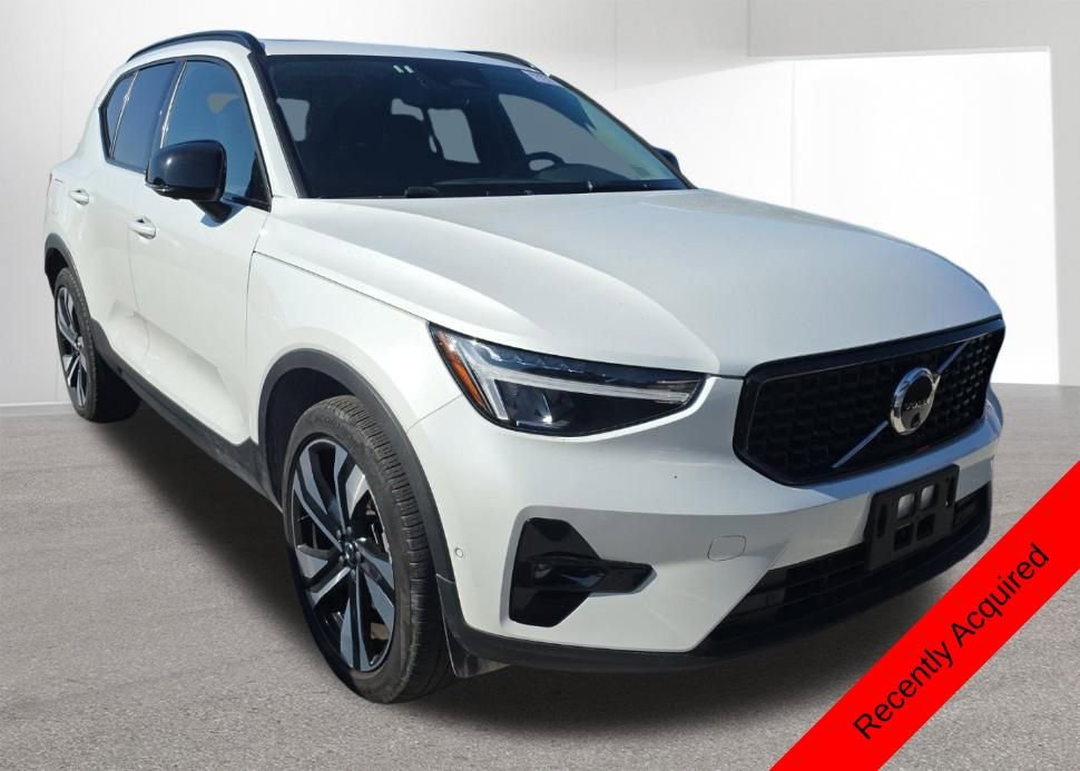 Used 2024 Volvo XC40 B5 Plus w/ Climate Package image 3