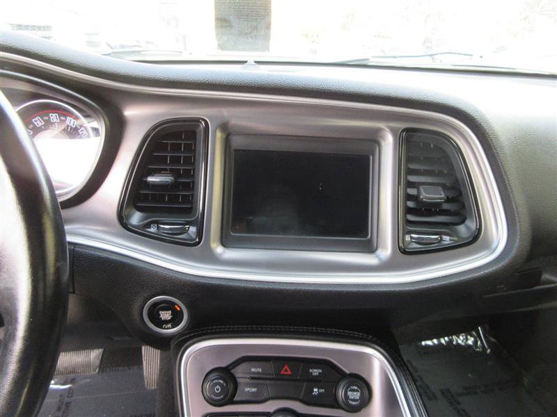 Used 2022 Dodge Challenger SXT image 18