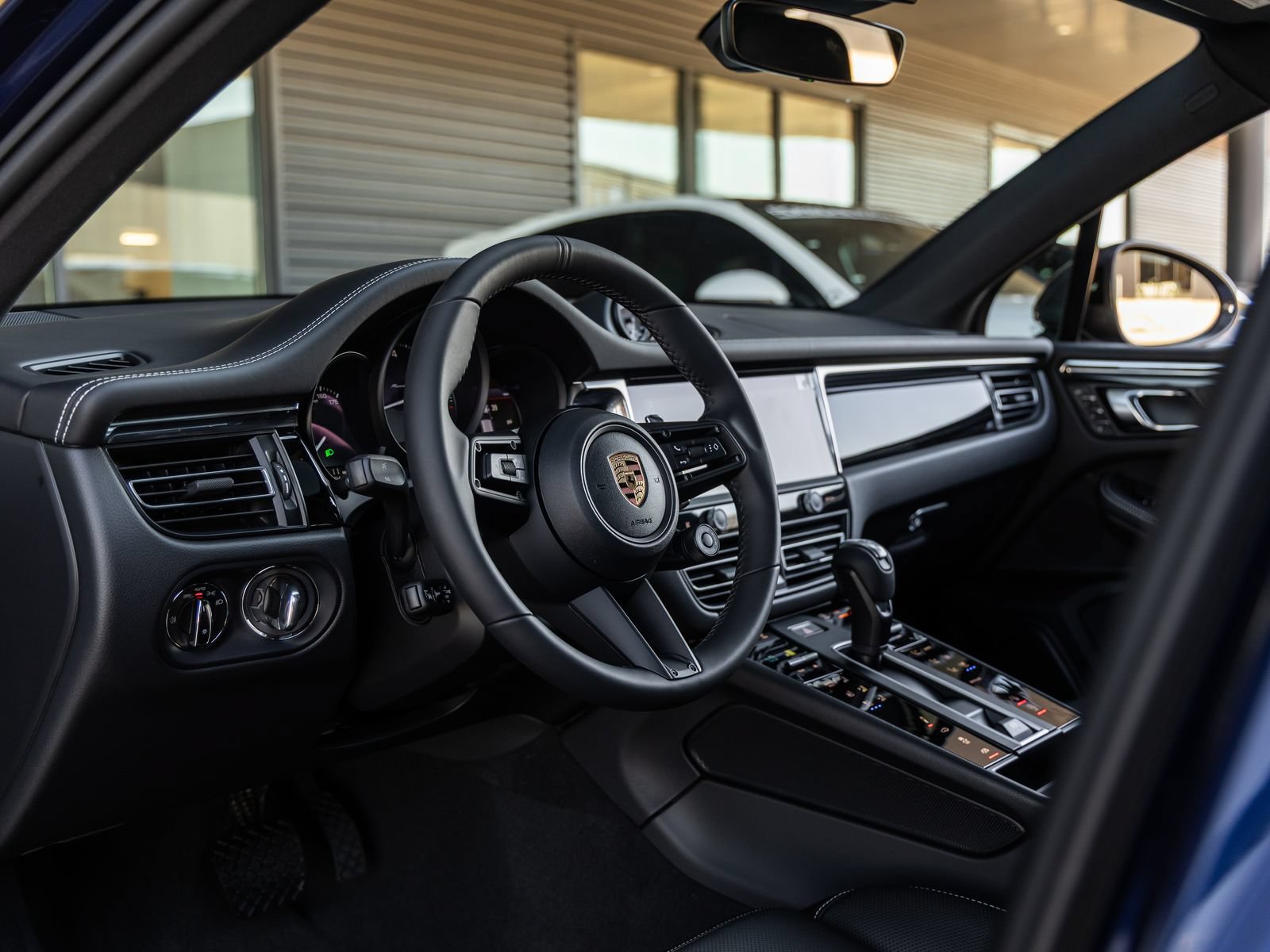 Certified 2026 Porsche Macan Turbo AWD/4WD image 4