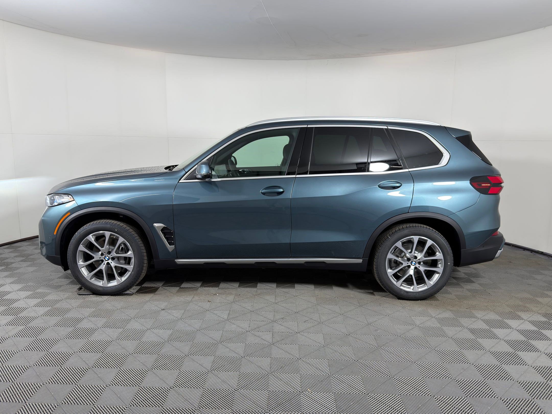 Used 2026 BMW X5 sDrive40i w/ Parking Assistance Package RWD image 2
