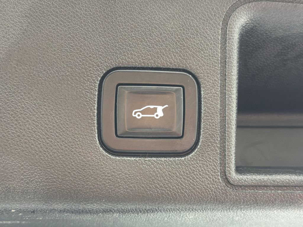 Used 2018 GMC Terrain Denali w/ Advanced Safety Package image 17