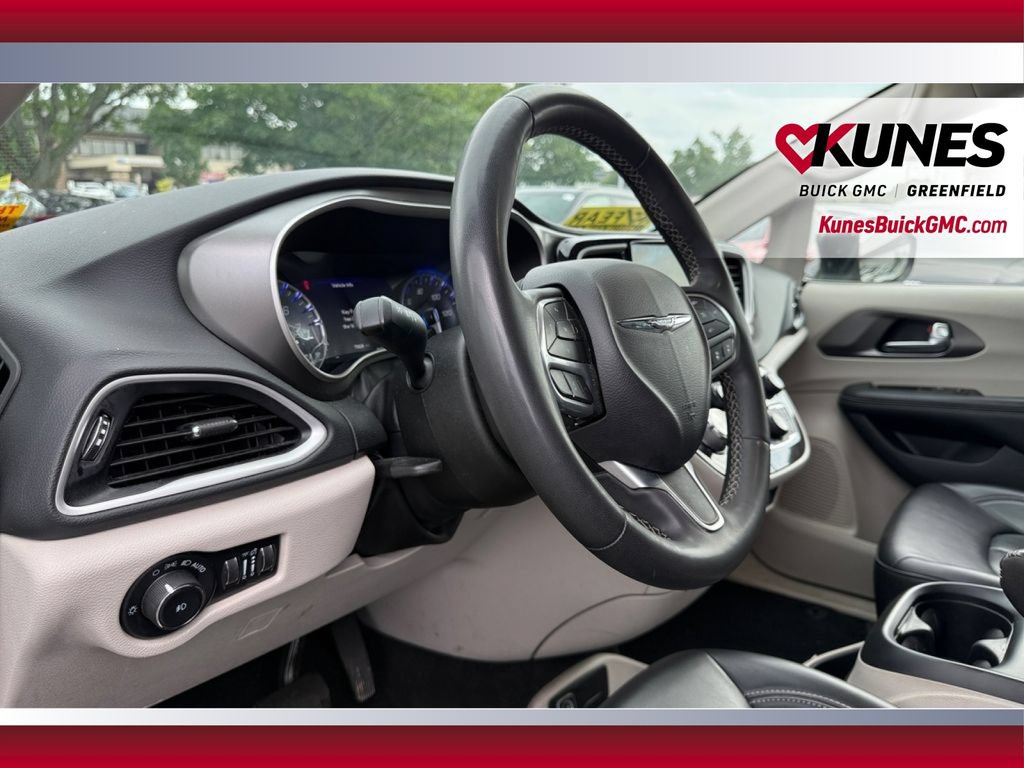 Used 2023 Chrysler Pacifica Touring-L FWD image 18
