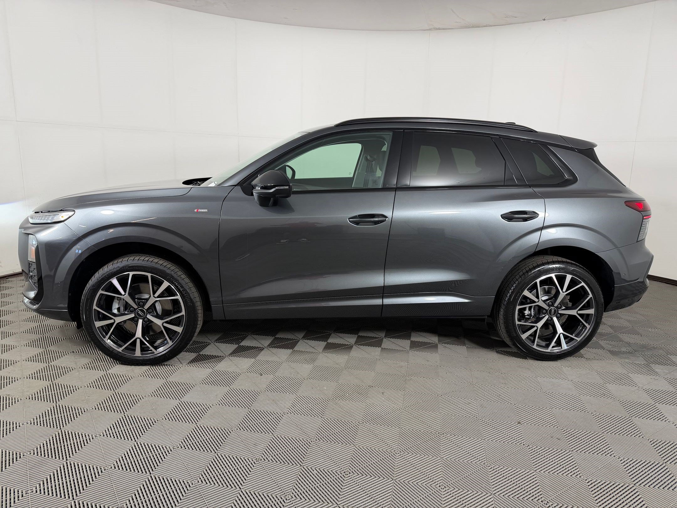 New 2026 Audi Q3 quattro 2.0T AWD/4WD image 2