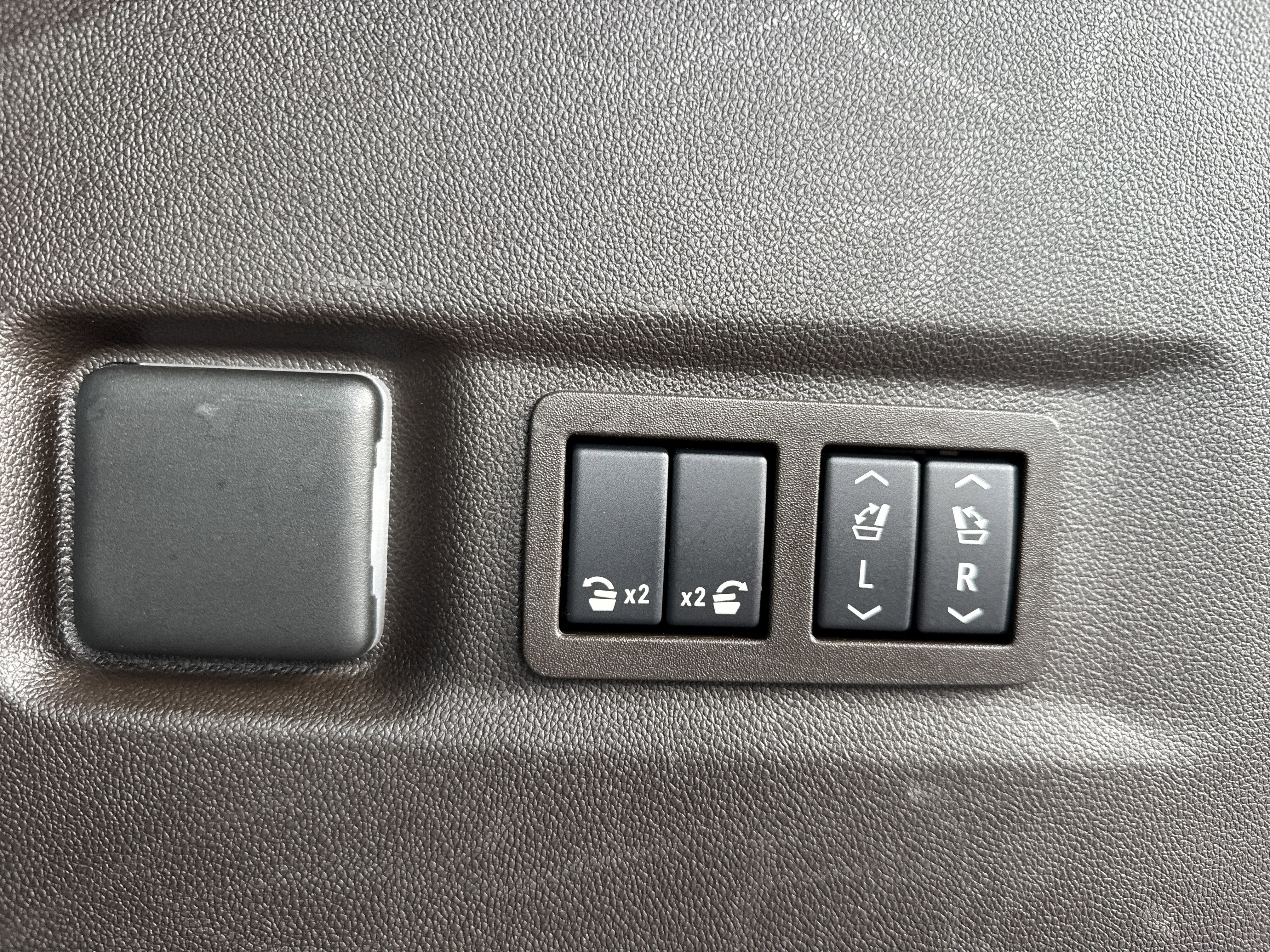 Used 2024 GMC Yukon XL SLT w/ SLT Luxury Package image 40