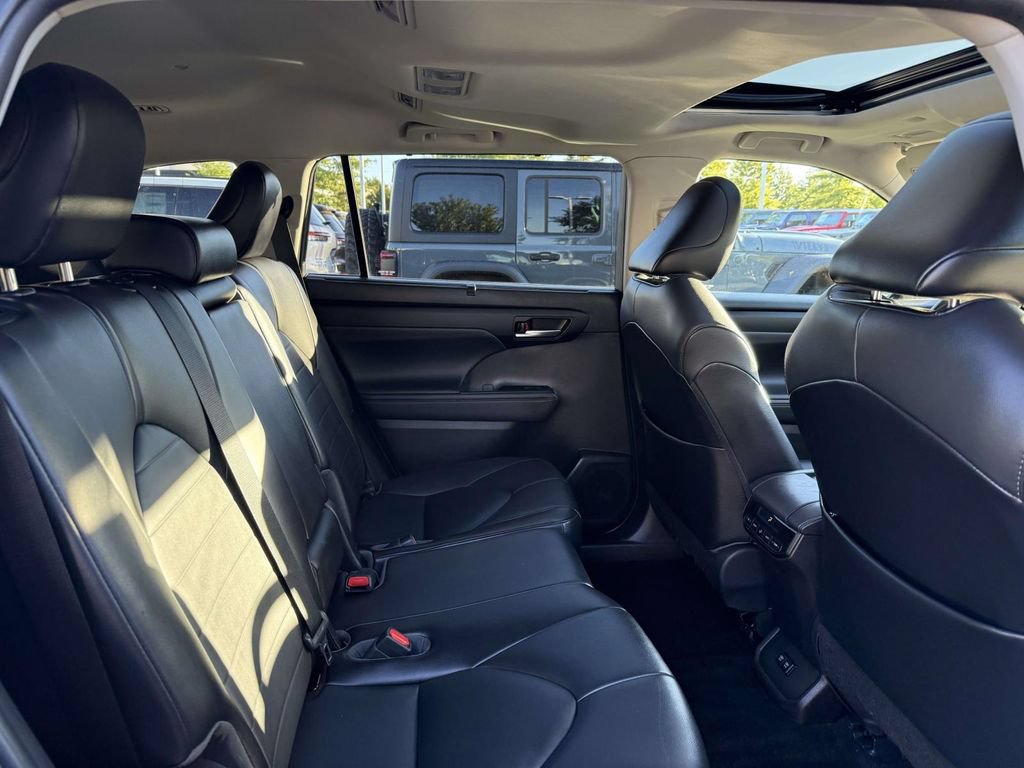 Used 2021 Toyota Highlander XLE AWD/4WD image 16