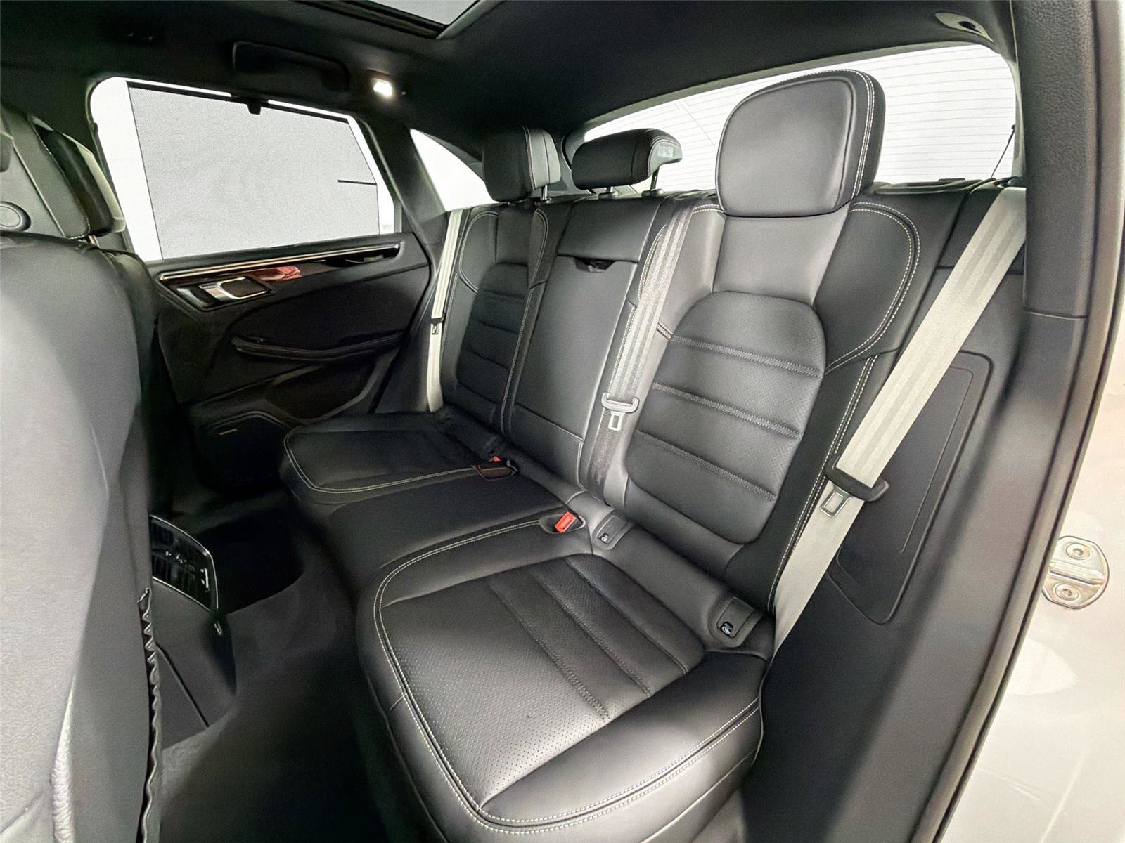 Certified 2025 Porsche Macan S AWD/4WD image 26