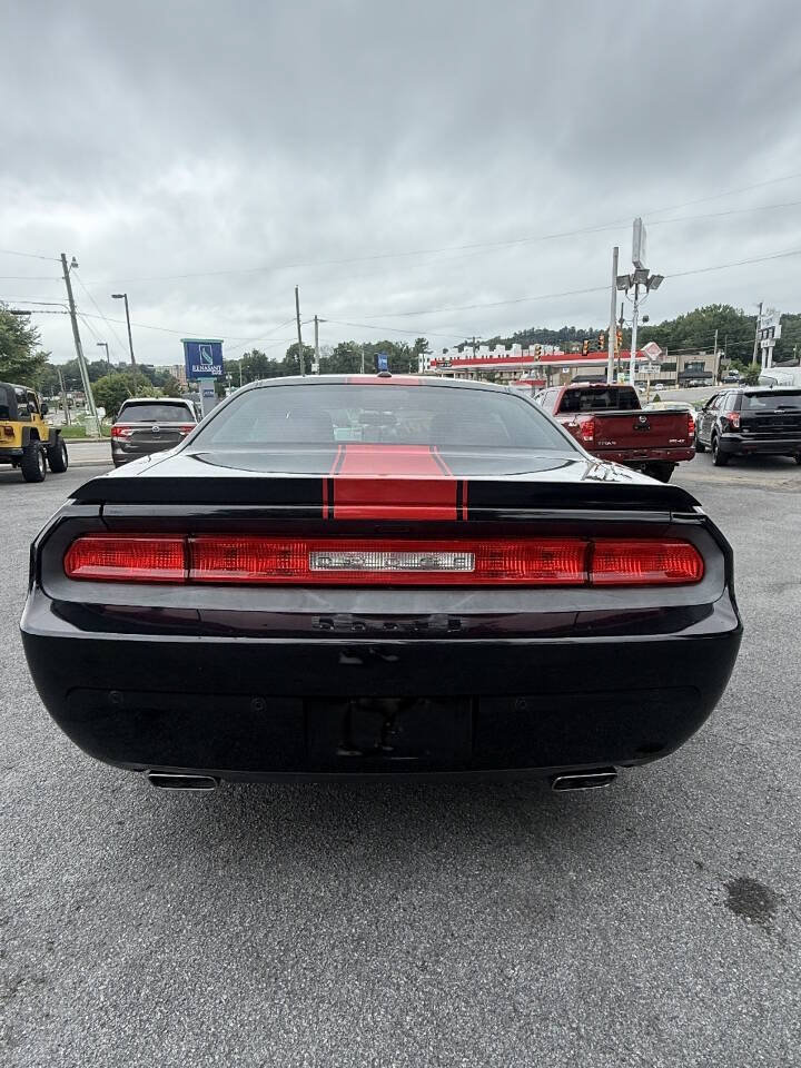 Used 2013 Dodge Challenger SXT RWD image 3