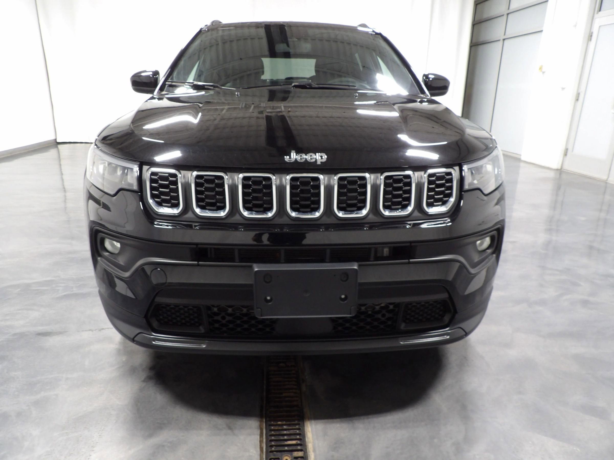 Used 2024 Jeep Compass Latitude AWD/4WD image 3