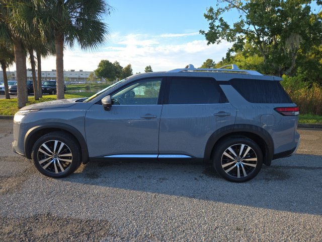 Used 2024 Nissan Pathfinder Platinum FWD image 2