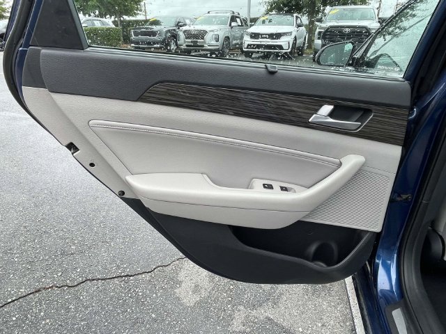 Used 2015 Hyundai Sonata Limited w/ Option Group 06 FWD image 13