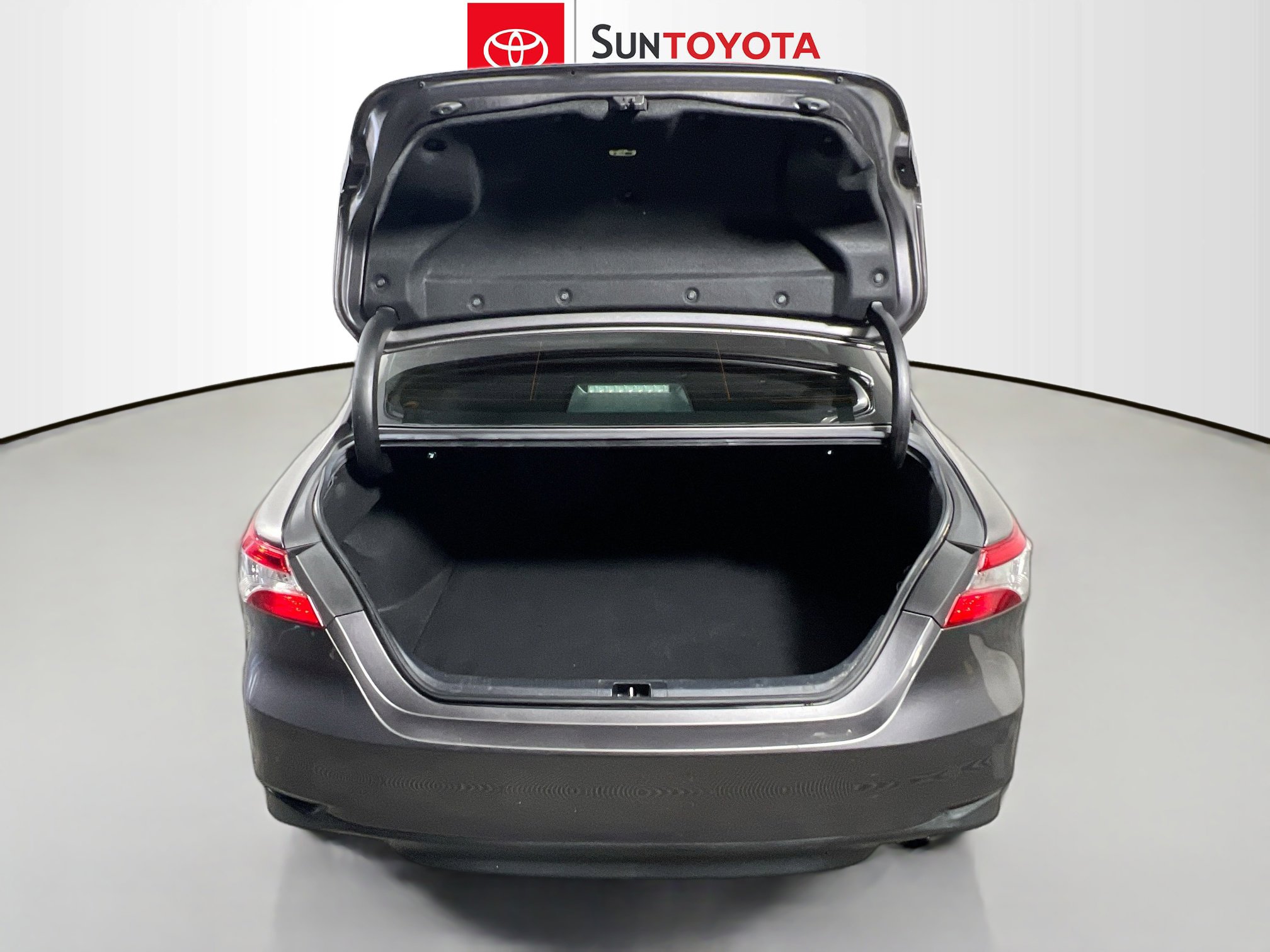 Used 2020 Toyota Camry LE FWD image 33