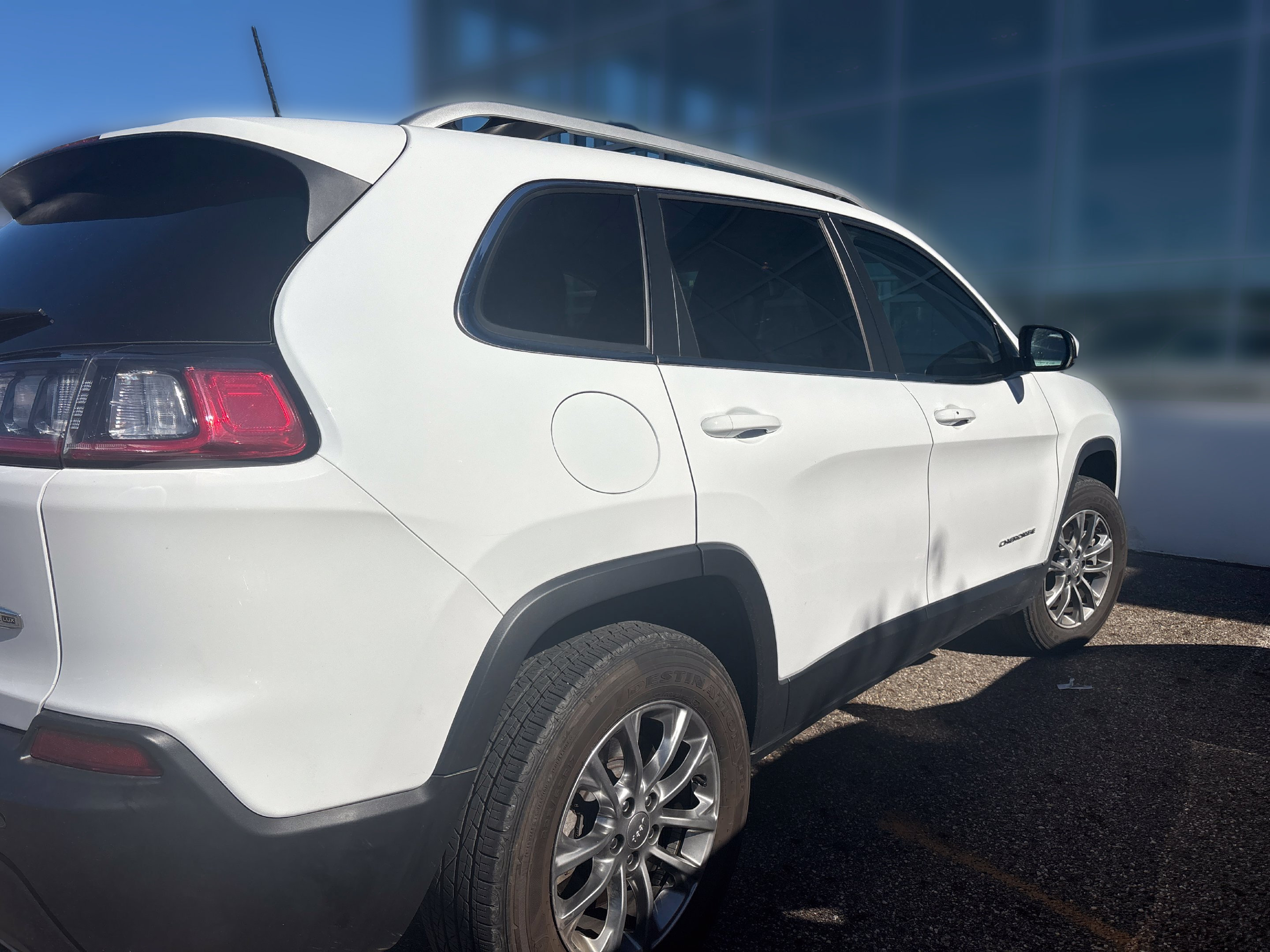 Used 2021 Jeep Cherokee Latitude Lux w/ Sun & Sound Group AWD/4WD image 3