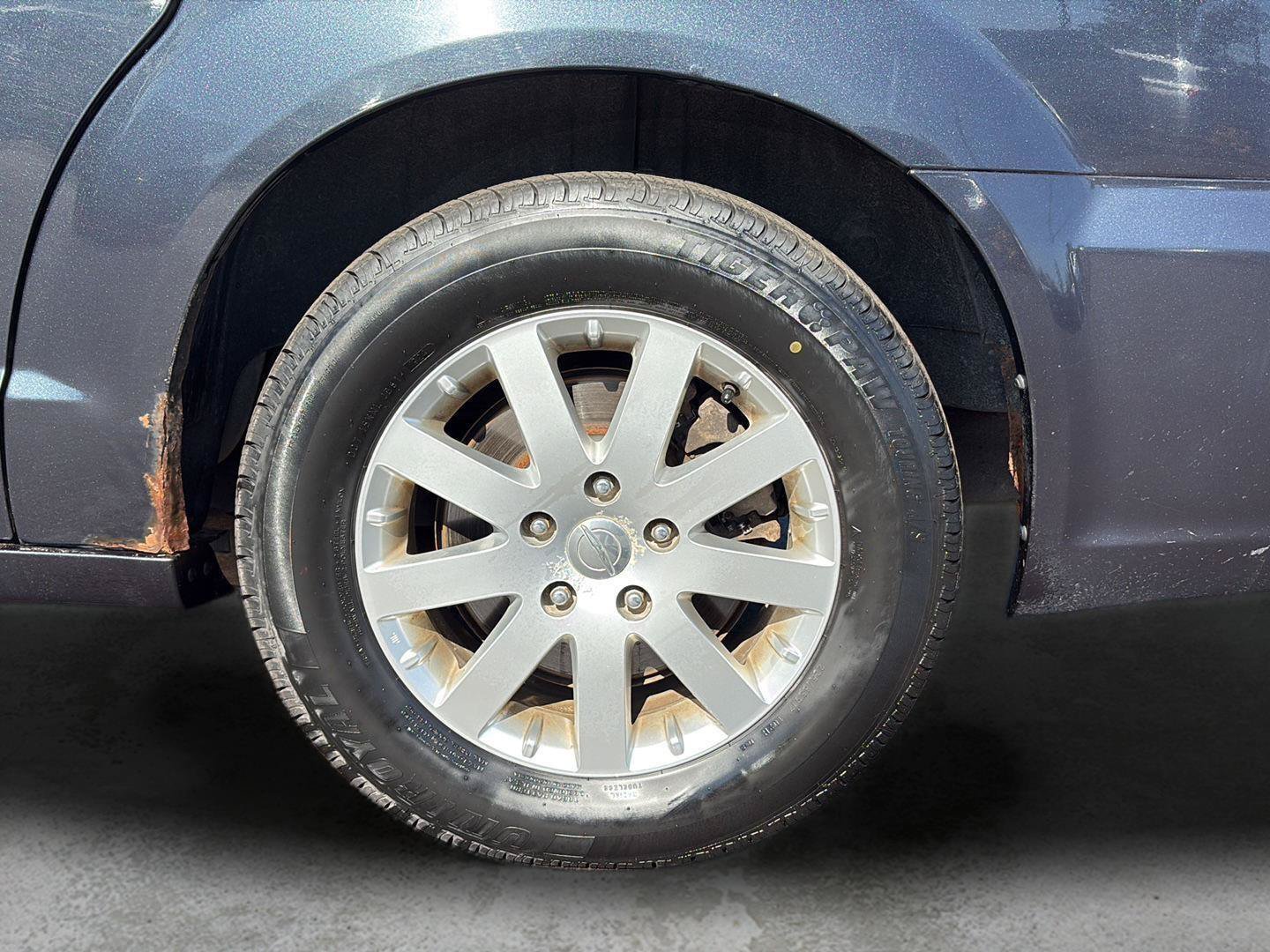 Used 2013 Chrysler Town & Country Touring FWD image 23