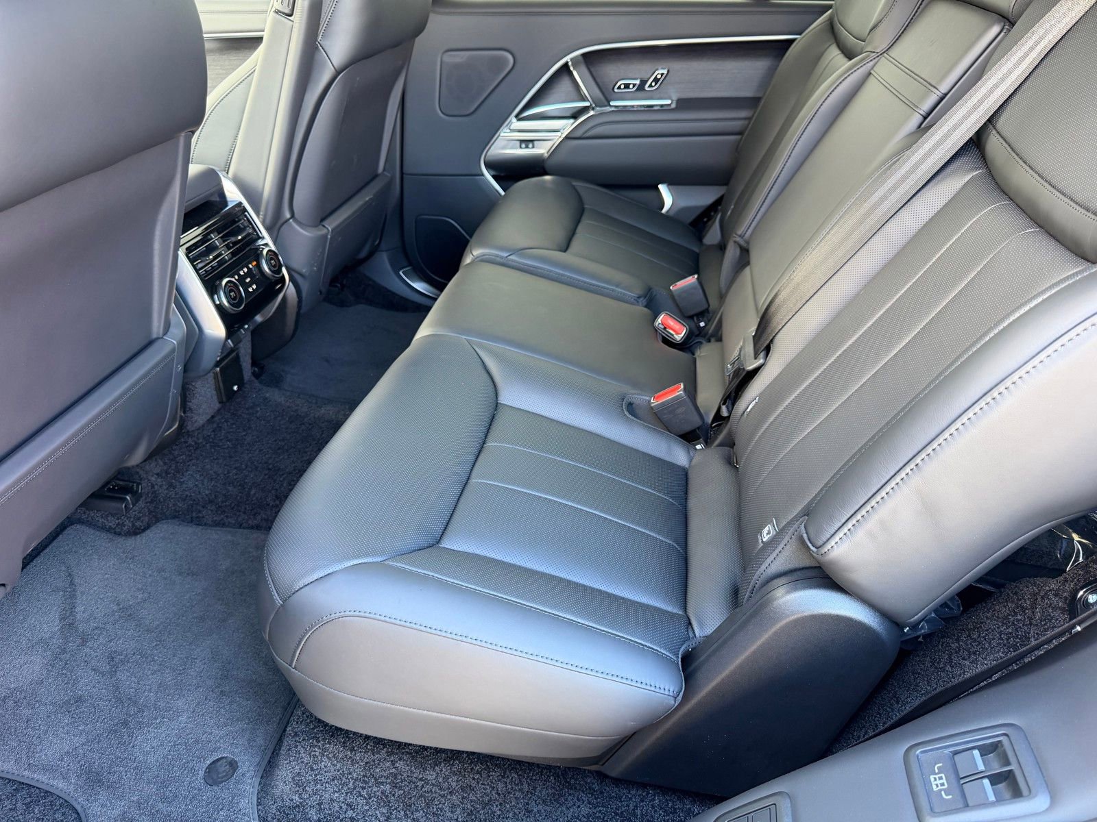 New 2026 Land Rover Range Rover Long Wheelbase SE image 26