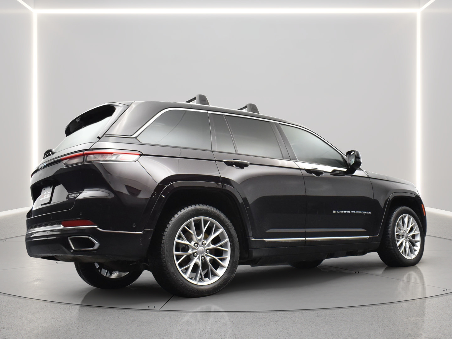 Used 2022 Jeep Grand Cherokee Summit w/ Advanced Protech Group IV AWD/4WD image 11