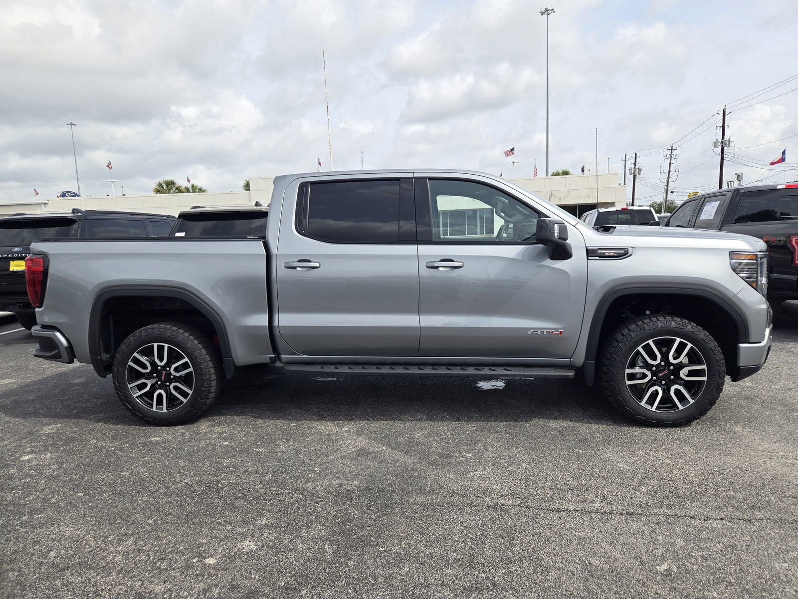 Used 2025 GMC Sierra 1500 AT4 w/ AT4 Premium Package AWD/4WD image 4