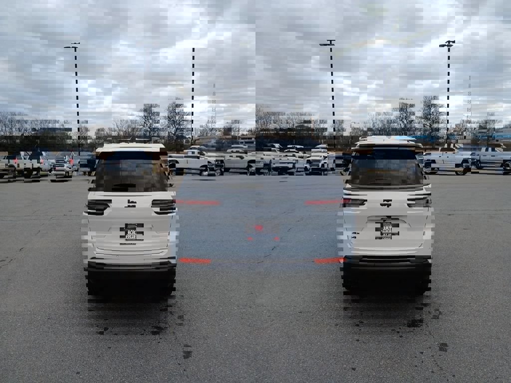 New 2026 Jeep Grand Cherokee L Laredo image 6