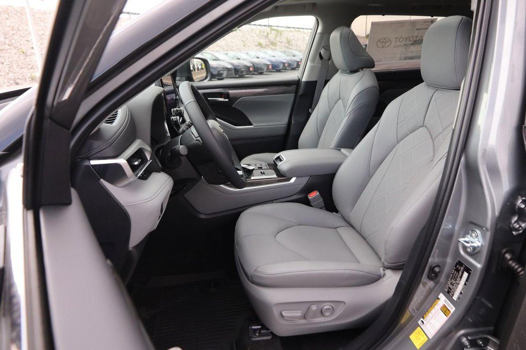 New 2026 Toyota Highlander Platinum AWD/4WD image 10