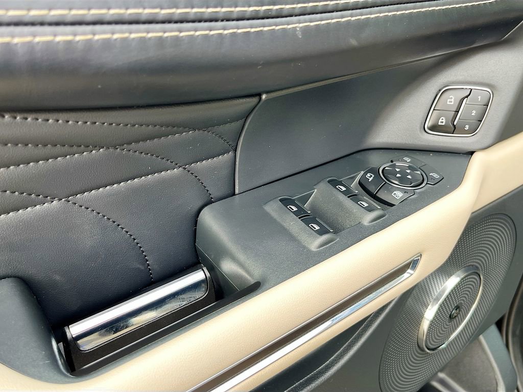 Used 2023 Ford Expedition Platinum image 18
