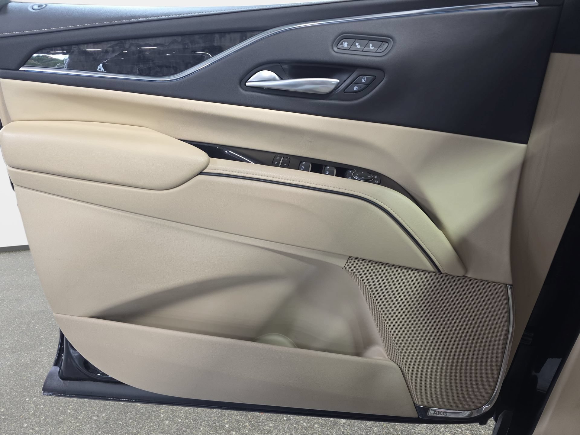 Used 2024 Cadillac Escalade Premium Luxury RWD image 26