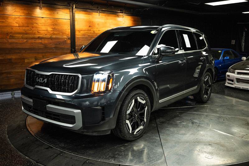 Used 2024 Kia Telluride EX w/ EX Captain's Chair Package image 2