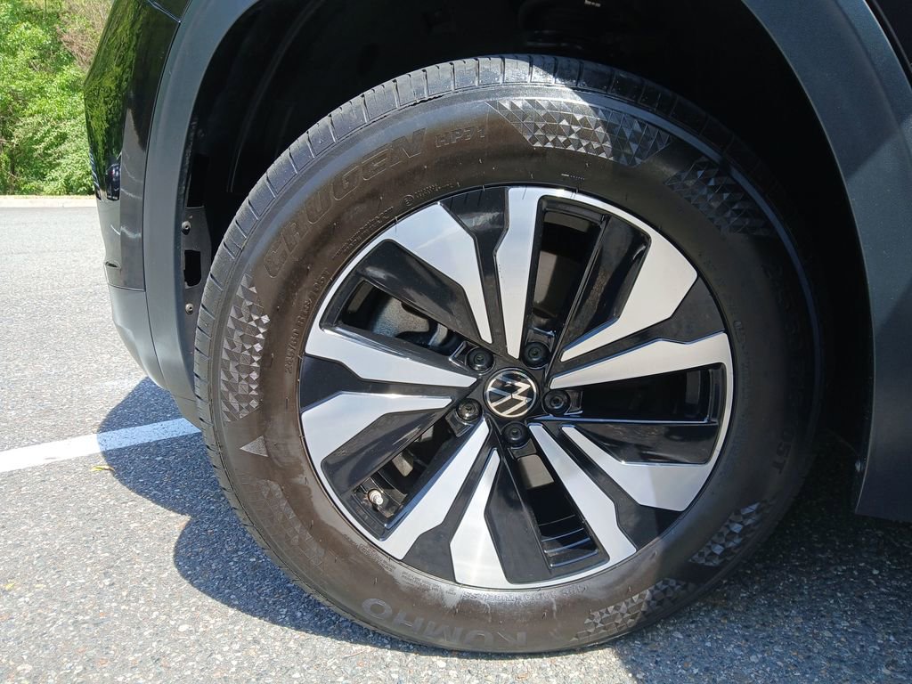 Used 2025 Volkswagen Atlas SE image 41